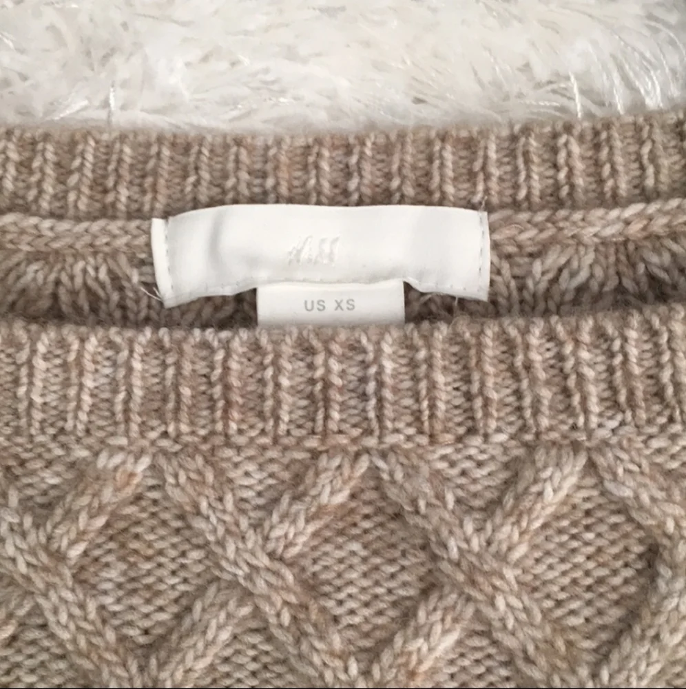 Blogger Fave! H&M Flounce Cable Knit Ruffle Sleeve Sweater - Picture 5 of 11